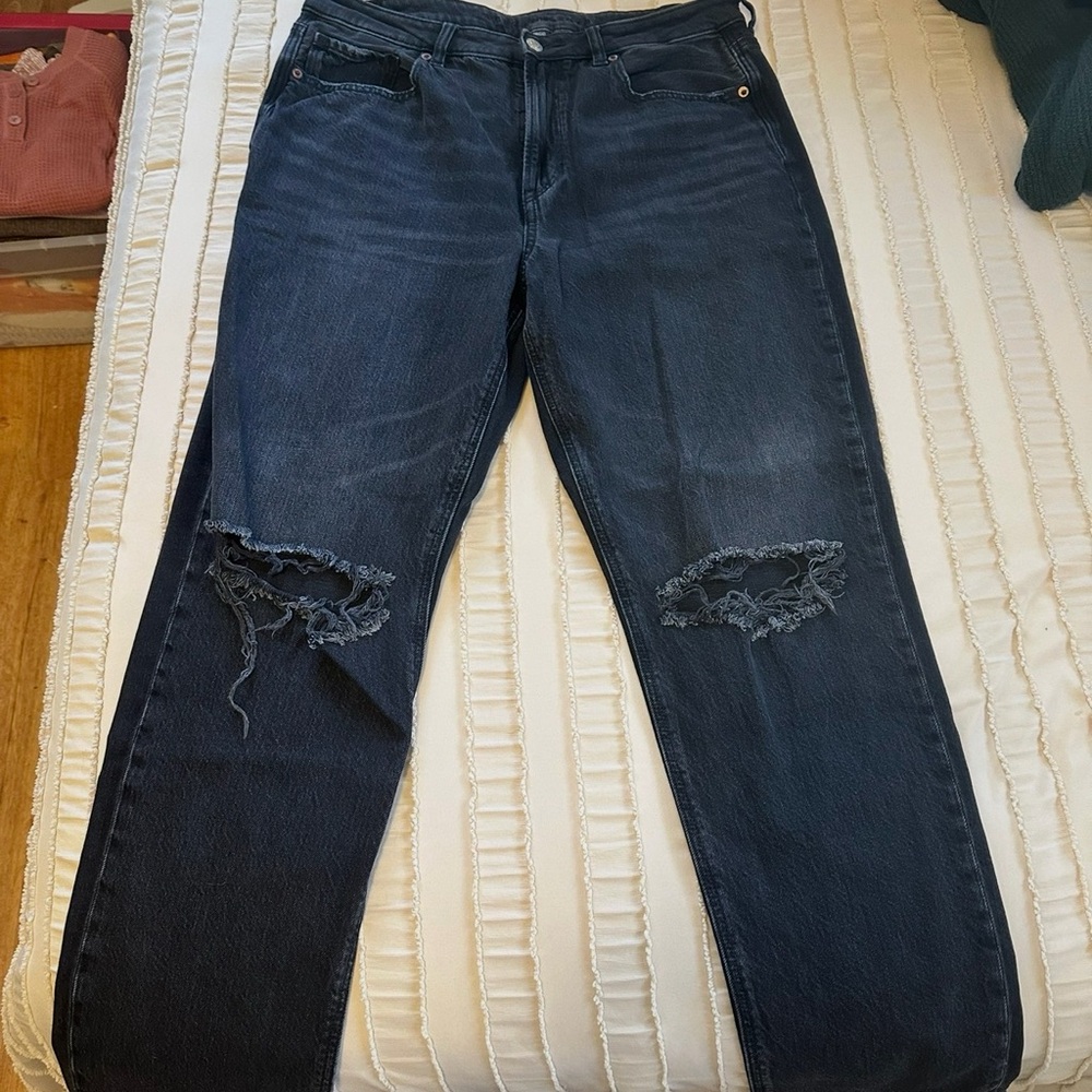 American Eagle Outfitters Black High-Rise Strigid Mom Distressed Jeans